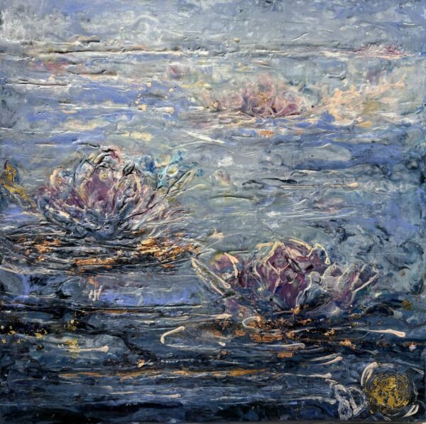 Tableau encaustique de Gabrielle Dumont représentant des fleurs flottantes violettes et dorées sur une eau texturée.