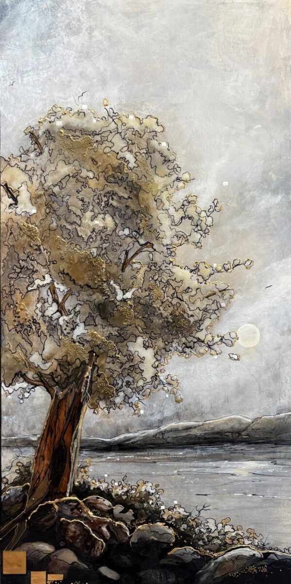 Tableau mixte 30x15 Dentelle sur la rive par Hélène Lafontaine, arbre au bord de l’eau avec bois repêché et petites roches.